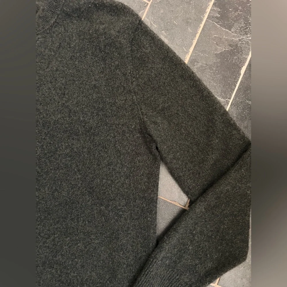 Banana Republic dark gray cashmere pullover crewneck sweater size medium - Picture 4 of 5